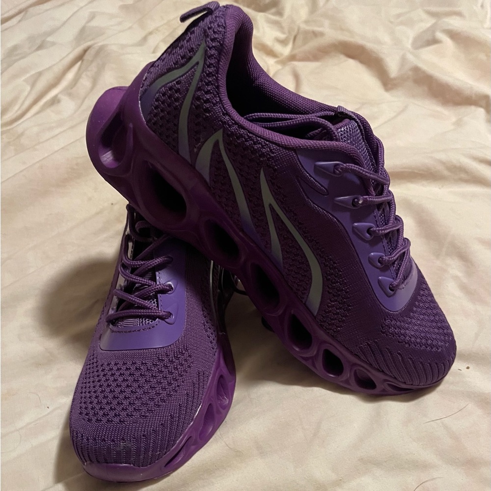 Never worn tennis shoes